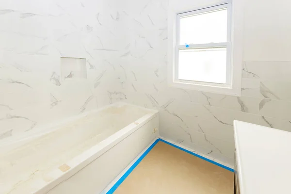 Döşeme Duvarları Döşeme Döşemesi Olan Banyo Yapımı Olan Apartmanda — Stok fotoğraf