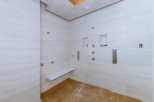 Cuarto Baño Ducha Cubierta Baldosas Apartamento Que Está Construcción Remodelación — Foto de Stock