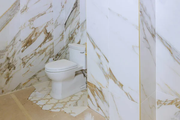 新翻新的白色安装的马桶 在现代浴室豪华的家有大的 — 图库照片