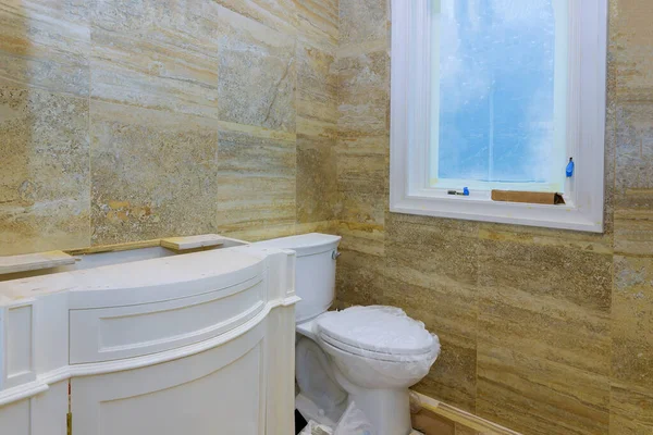 Evin Yenilenmesi Lavabosu Tuvaleti Olan Bir Banyo Modern Banyo — Stok fotoğraf