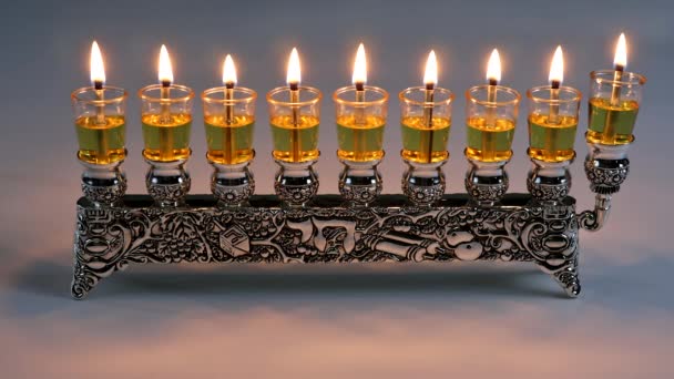 Janucá un símbolo de menorá en llamas del judaísmo fiesta tradicional — Vídeos de Stock