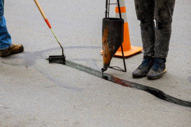 Asfalt yol yüzey restorasyonundaki birleşik çatlak asfalitik eklem çalışması