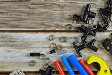 Çeşitli tesisatçı aletleri, boru tesisatı tesisat malzemeleri bakır boru, dirsek eklemi, ingiliz anahtarı ve anahtar gibi..