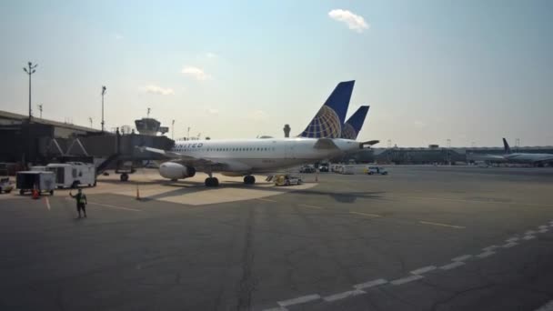 Terminal C di United Airlines per United con collegamenti aerei apparecchiature di assistenza a terra presso Newark Liberty International Airport EWR in New Jersey. — Video Stock