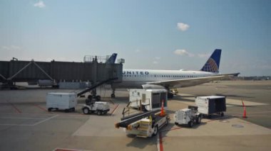 Havaalanı manzaralı yolcu uçağı ve uluslararası havaalanı terminali yakınında servis araçları