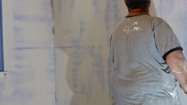 House improvements. putting plaster on the wall with spatula — Stock Video