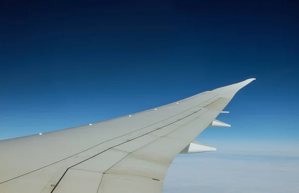 航空機の雲上を飛行する飛行機の翼 — ストック写真