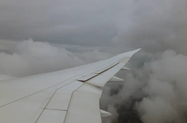 Céu Nuvens Asa Plana Com Branco Nublado Que Partir Avião — Fotografia de Stock