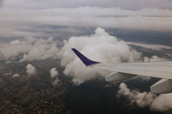 Vista Asa Avião Avião Para Céu Nuvens Terra Uma Altura — Fotografia de Stock