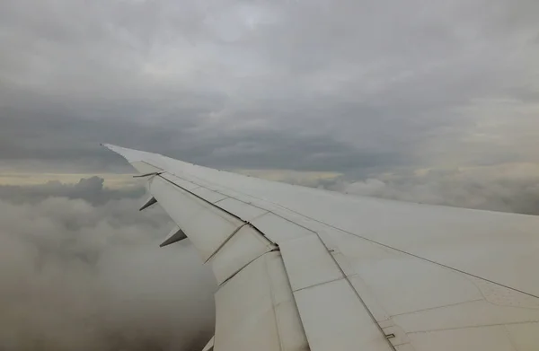 Aeronave Asa Acima Nuvens Brancas Céu Avião — Fotografia de Stock