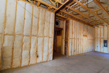 Yenileme kurulumu, çerçeve, çalışma süreleri süresince evdeki açıkta kalan duvarlar.