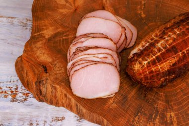 Tütsülenmiş et kırsal ahşap tahtada dinleniyor, yemek hazırlığı için davet ediliyor ya da atıştırmalık olarak eğleniyor..