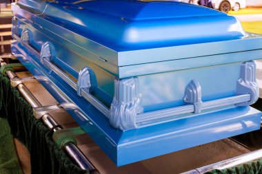 Mavi tabut, resmi cenaze töreni sırasında anıt mezarlığa yerleştirilmiştir.