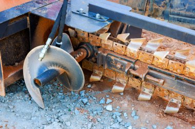 Ağır makinelerdeki zemin kazma aracını kapat, metal bıçaklarını vurgula