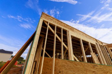 İşçiler konut semtlerinde ahşap kirişler, ahşap yapılar, temiz hava koşulları inşa ediyorlar..