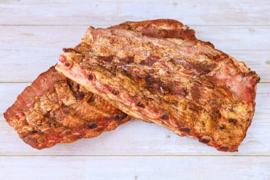 Tütsülenmiş aromalı pirzolalar mükemmelce pişirilir. Lezzetli, dumanlı, dumanlı aromalar sergiler..