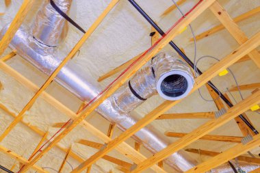 Kanallar, kablolar tavanda görülebiliyor, bu da konut inşaatında devam eden yenilemeleri gösteriyor..