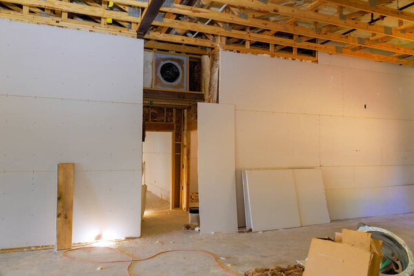 Внутренние работы на строительной площадке с облицованными стенами.