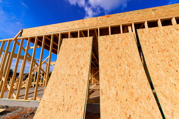 Деревянная рамка устанавливается на строительной площадке под балками в течение рабочего дня.