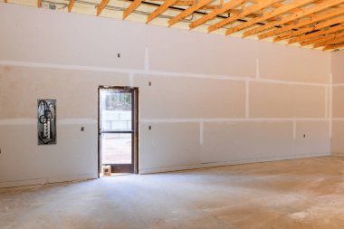 Bu inşaat alanında tadilat çalışmaları sürüyor. Açık bir kapı ile doğal ışık girişi sağlanıyor..