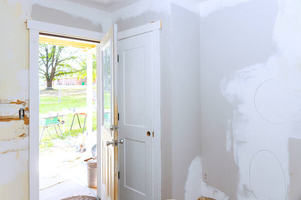 Зал в середине реконструкции с открытой дверью, открывающей солнечные инструменты для наружного пространства