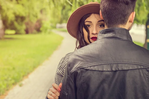 Close Love Story Shot Young Beautiful Couple Hugging Standing City — Stock Photo, Image