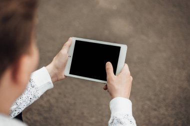 Yakın plan çekimde beyaz tableti tut. Genç hippi adam bilişim şirketiyle uzun bir röportajdan sonra dinleniyor. Fotokopi alanı olan dijital aygıt masadurağının görüntüsünü oluştur. Uzaklık eğitimi.