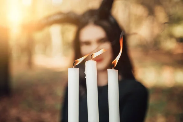 Portret Ciemne Włosy Prosta Fryzura Czarownica Voodoo Czarny Rogi Głowa — Zdjęcie stockowe