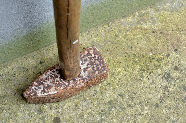 Alter Verrosteter Hammer Steht Einer Hauswand — Stockfoto