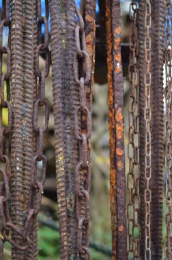 Eski kahverengi paslı zincirler