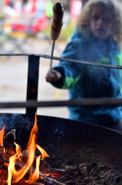 Ateşin üzerinde sopayla ekmek