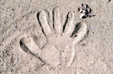 Kumda bir elin izi.
