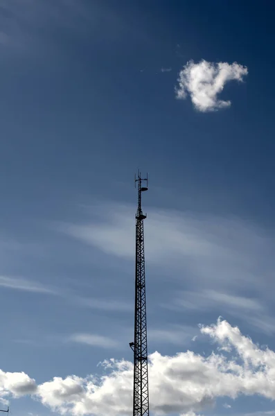 Радиомачта Перед Голубым Небом — стоковое фото
