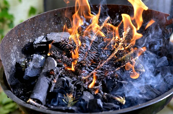 Brennender Grill Mit Holzkohle Und Flammen — Stockfoto