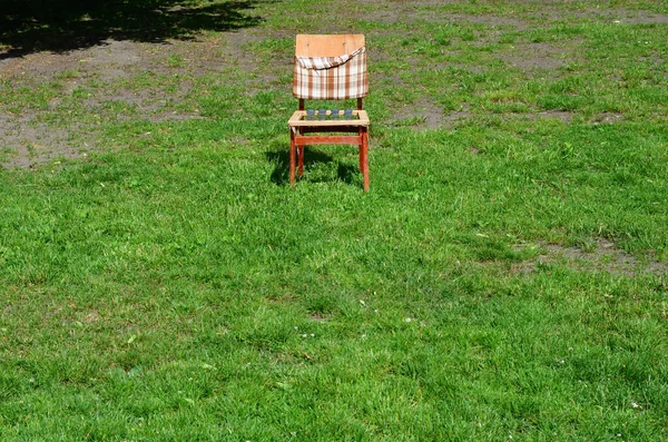 Eski Sandalye Yeşil Bir Çayırda Duruyor — Stok fotoğraf