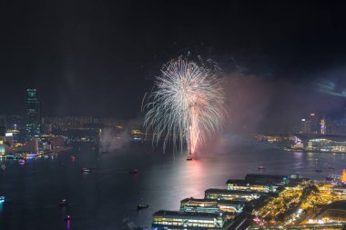Hong Kong - 01 Ocak 2019 Hong Kong yeni yıl havai fişek, Victoria Limanı, Hong Kong üzerinde 01 Ocak, 2019. Yılan ve son 10 dakika için yıl kutlama vardır.