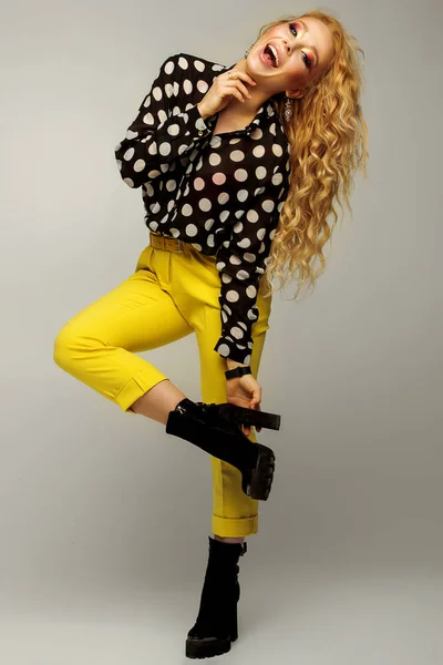 Pleine Hauteur Belle Blonde Avec Maquillage Professionnel Pantalon Jaune Béret Photo De Stock