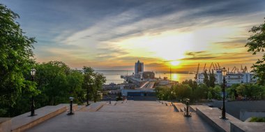 Dev merdiven ve Duc de Richelieu'nin şehir adını Odessa, Ukrayna Primorsky Bulvarı'nda anıt. Panoramik görünümü'nde bir yaz sabahı
