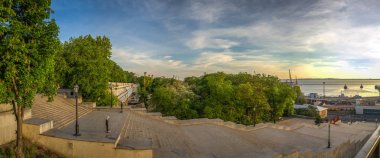 Dev merdiven ve Duc de Richelieu'nin şehir adını Odessa, Ukrayna Primorsky Bulvarı'nda anıt. Panoramik görünümü'nde bir yaz sabahı