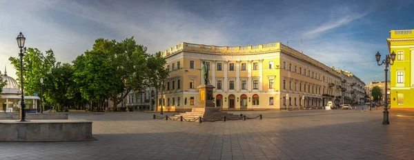 Dev merdiven ve Duc de Richelieu'nin şehir adını Odessa, Ukrayna Primorsky Bulvarı'nda anıt. Panoramik görünümü'nde bir yaz sabahı
