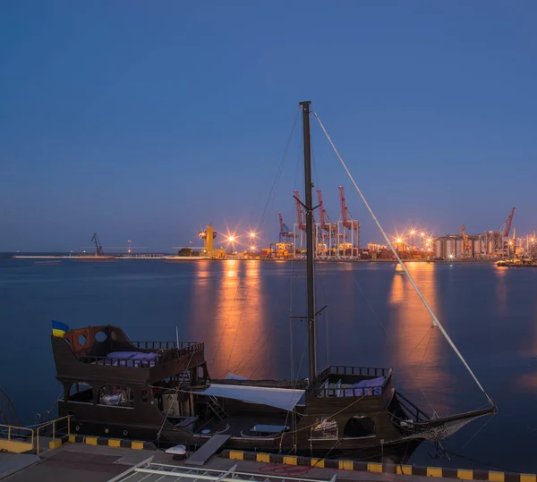 オデッサ ウクライナ 2018 海の港 貨物ターミナル ターミナル夏の夕暮れ時の海の側からのパノラマ ビュー — ストック写真
