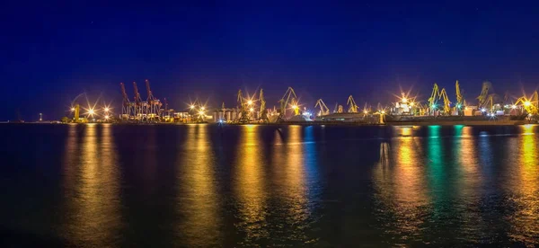 オデッサ ウクライナ 2018 海の港 貨物ターミナル ターミナル夏の夕暮れ時の海の側からのパノラマ ビュー — ストック写真