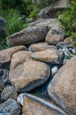 Ukrayna Mertvovod Nehri üzerinde Aktovo köyü yakınlarında kanyonda granit Arbuzinka kayalar. Avrupa'nın doğal harikasından biri.