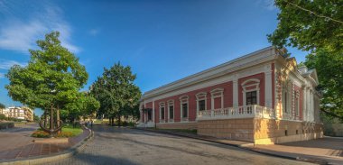 Odessa, Ukrayna - 06.06.2018. Odessa belediye binası kare. Bir yaz sabahı Primorsky Bulvarı. Panorama görünüm.