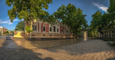 Odessa, Ukrayna - 06.06.2018. Odessa belediye binası kare. Bir yaz sabahı Primorsky Bulvarı. Panorama görünüm.