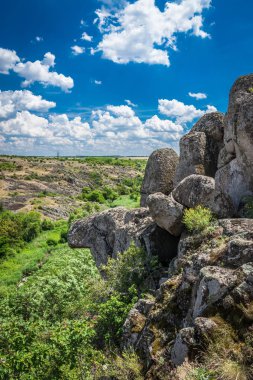 Panoramik nehir ve bulutlu gökyüzü, Ukrayna'nın doğa harikalarından biri ile derin granit Aktovo Kanyon.
