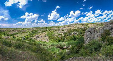 Panoramik nehir ve bulutlu gökyüzü, Ukrayna'nın doğa harikalarından biri ile derin granit Aktovo Kanyon.