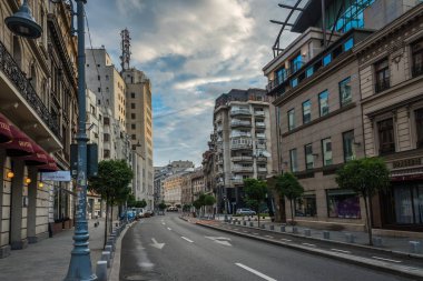 Bucharest, Romanya - 07.20.2018. Bir bulutlu yaz sabahı eski merkezi Bükreş, Romanya. Somurtkan ve hoş olmayan bir atmosfer, kirli sokakları ve eski püskü binalar.