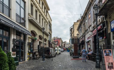 Bucharest, Romanya - 07.20.2018. Bir bulutlu yaz sabahı eski merkezi Bükreş, Romanya. Somurtkan ve hoş olmayan bir atmosfer, kirli sokakları ve eski püskü binalar.