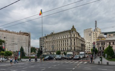 Bucharest, Romanya - 07.20.2018. Bir bulutlu yaz sabahı eski merkezi Bükreş, Romanya. Somurtkan ve hoş olmayan bir atmosfer, kirli sokakları ve eski püskü binalar.